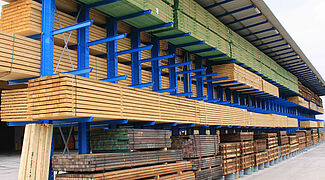 [Translate "Switzerland (DE)"] Kragarmregale mit Dach für Holzhändler