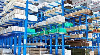 [Translate "Switzerland (DE)"] Kragarmregale im Holzhandel